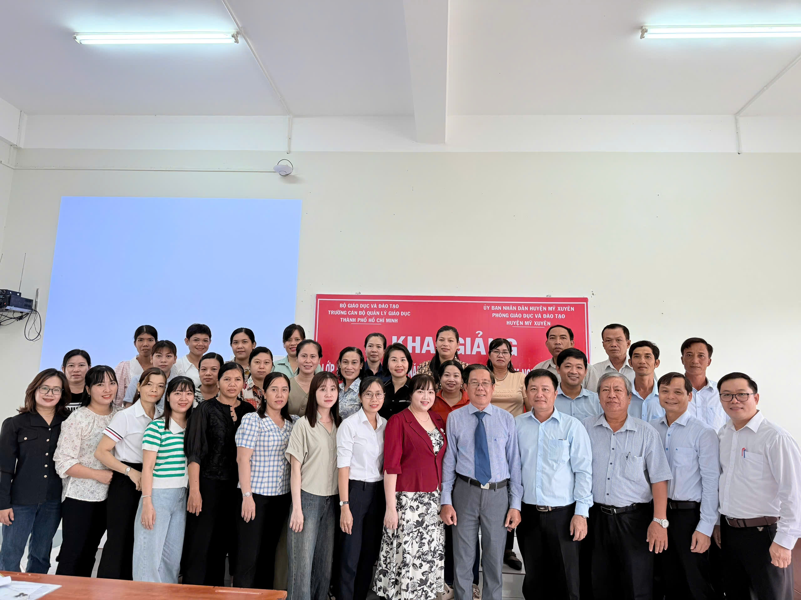 Khai giảng lớp bồi dưỡng nâng cao năng lực quản lý trường mầm non, phổ thông - lớp bồi dưỡng nghiệp vụ thiết bị - thư viện trường phổ thông